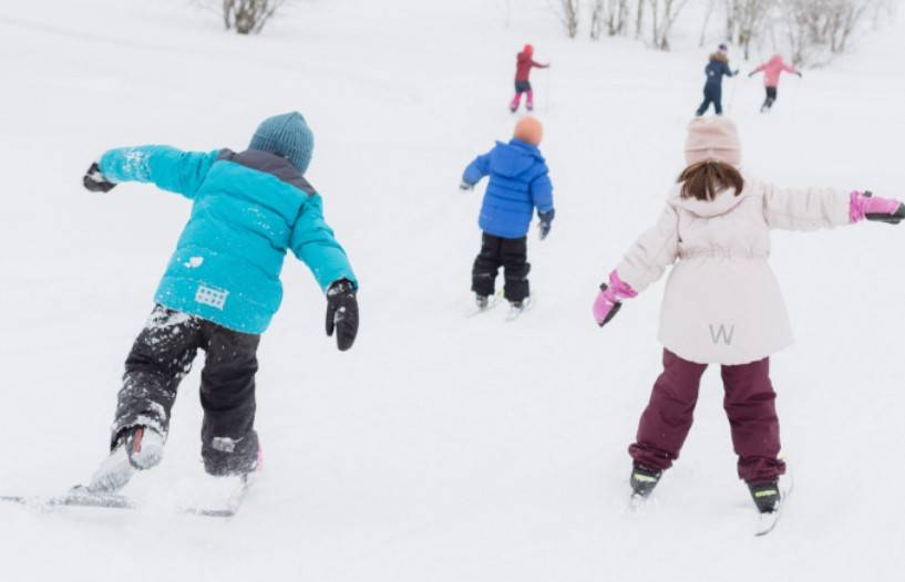 Barn leker i snøen